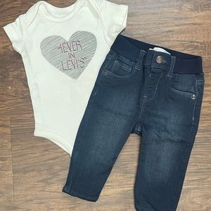 Levi’s Onesie and skinny blue jeans